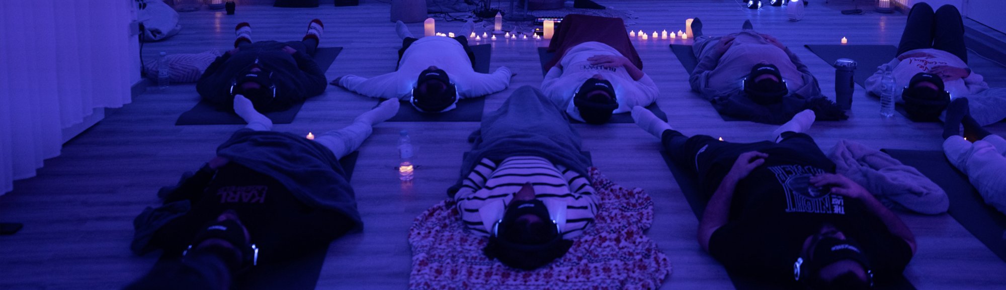 Participantes deitados em sessão de respiração consciente